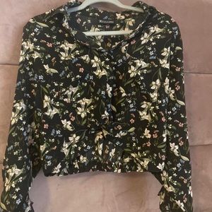 Black button-up blouse/top with a floral pattern in perfect condition 🖤